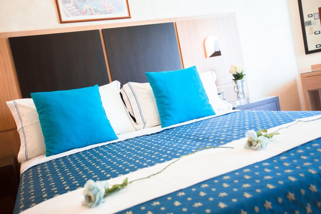 Hotel Verona Cesenatico Oda fotoğraf